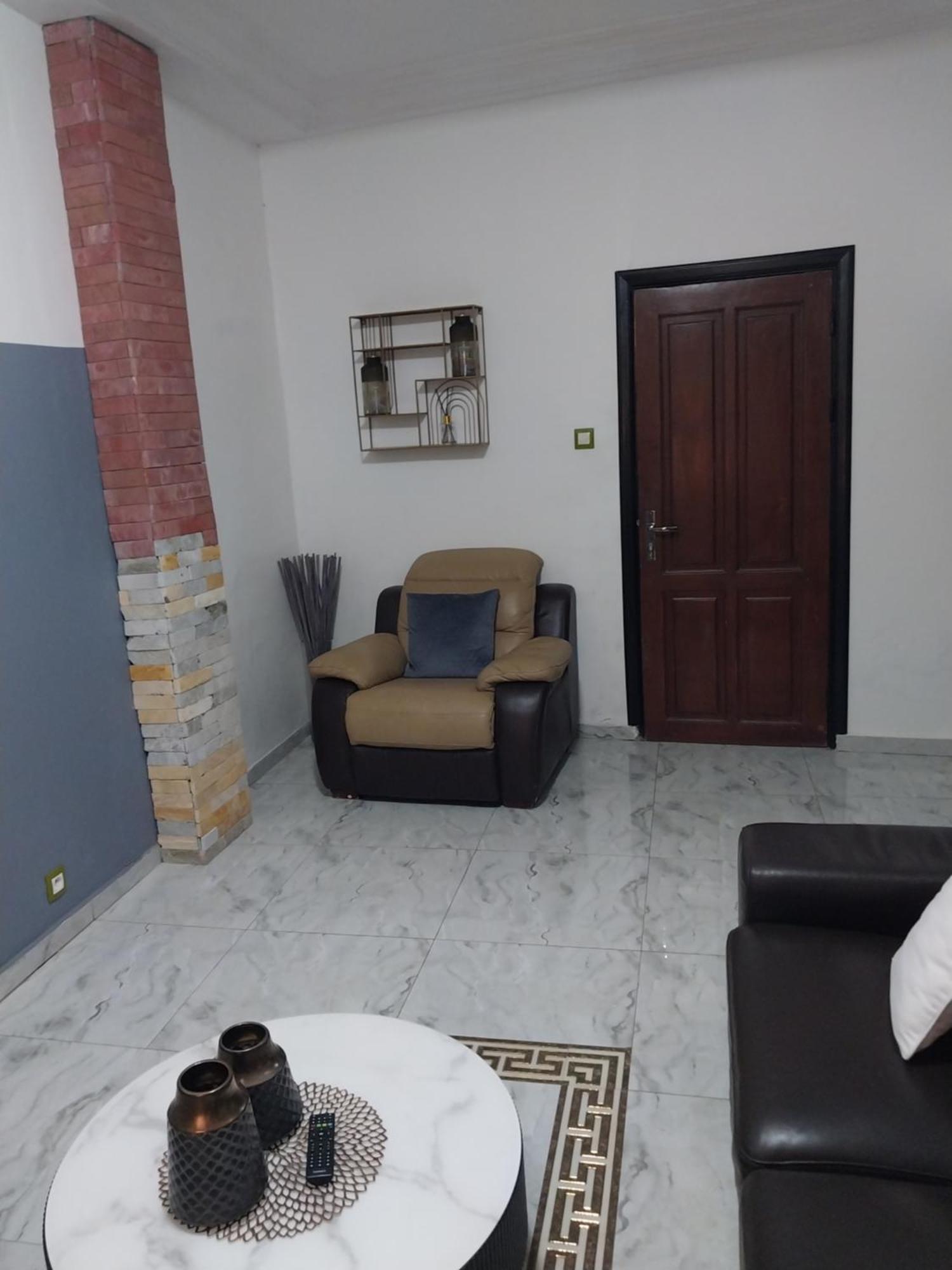 Appart Hotel Mireille Яунде Экстерьер фото